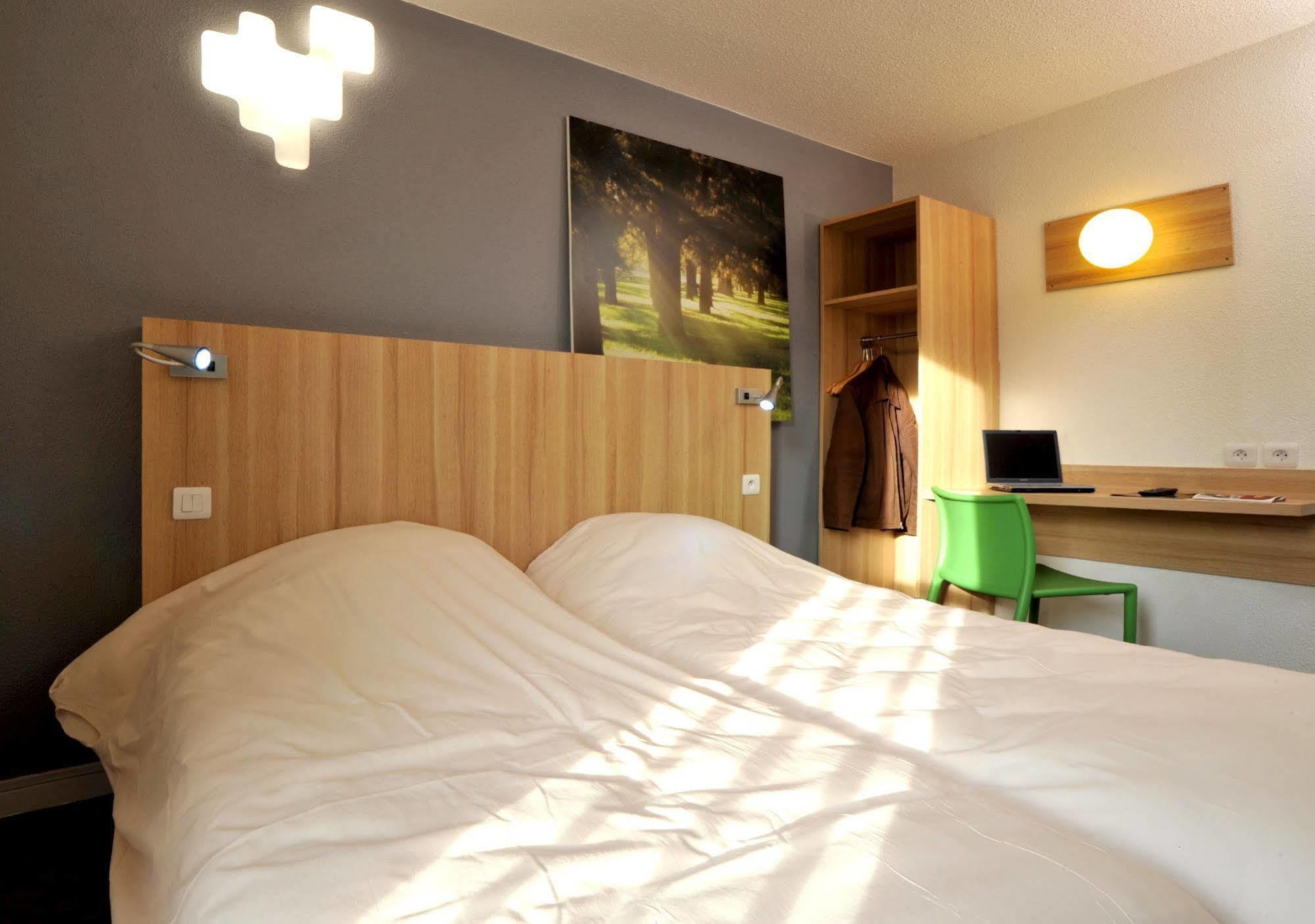 Enzo Hotels Trappes By Kyriad Direct ภายนอก รูปภาพ